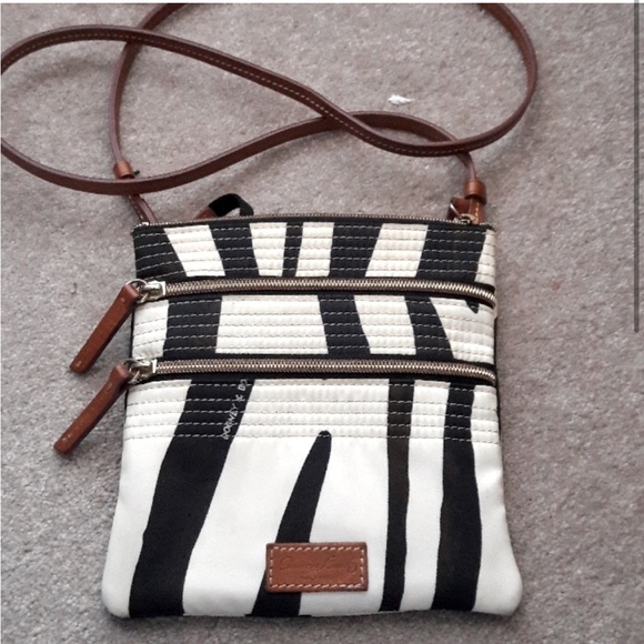 Dooney & Bourke Handbags - Dooney & Bourke crossbody purse